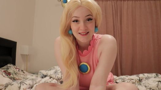 Косплейщица в образе принцессы Пич лапает себя за прелести